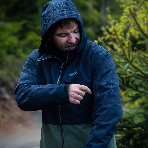 Déšť, sníh nebo bláto? Náš outerwear a technické produkty jsou denně vystavovány nepříznivému počasí.